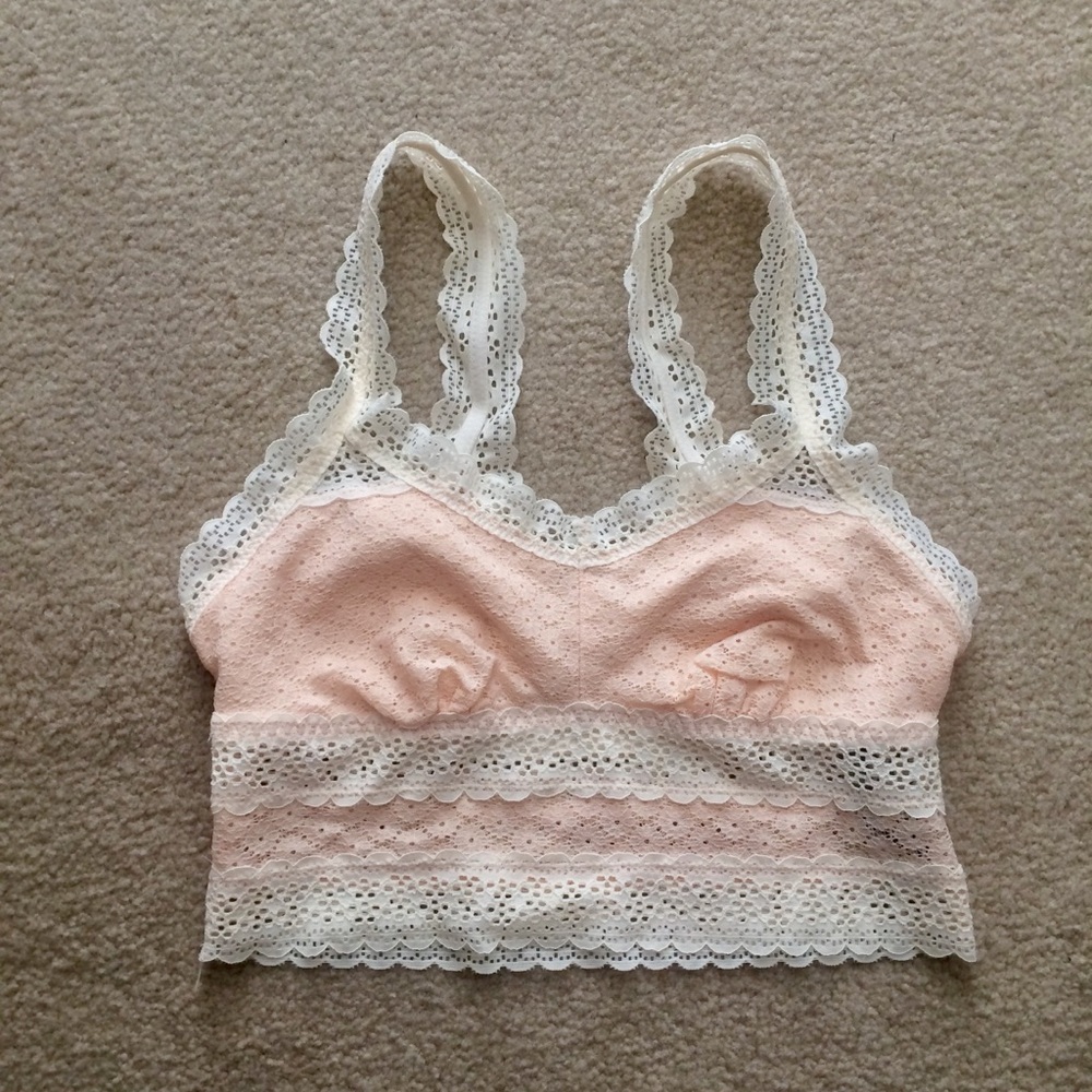 Dainty baby pink eyelet crop with cream lace🌸